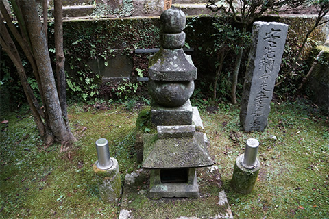 鎌倉 東慶寺 鈴木大拙の横に配された安宅彌吉夫妻の墓